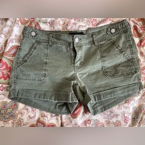 Women's American Eagle Green Khaki Midi Shorts 10 EUC!!!